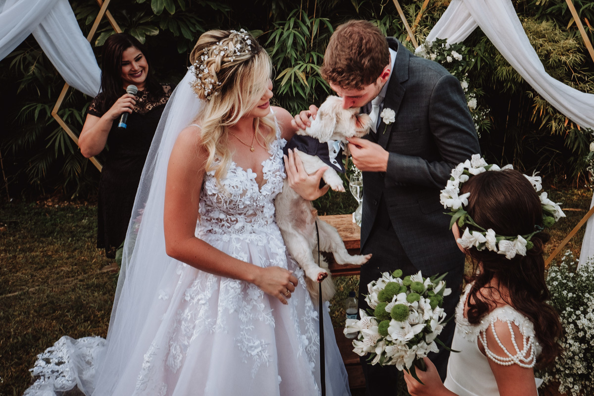 momento emocioante da cerimonia de casamento ao ar livre entrada das alianças pelo cachorro do casal 
