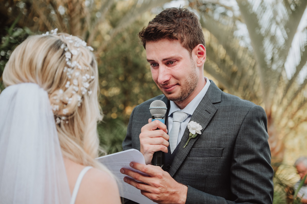 lindos fotos de noivos emocionados no altar de casamento de cerimonia externa 