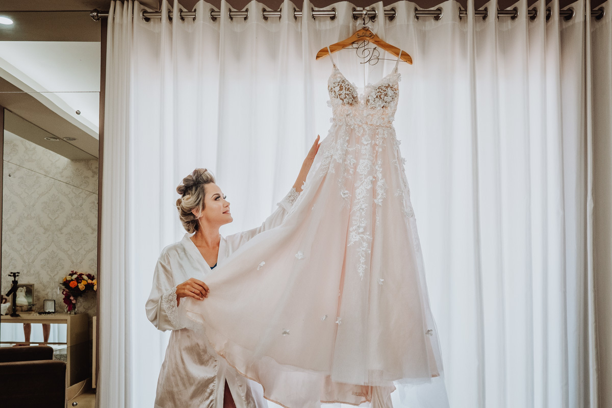 fotos de detalhes do vestido boho  da noiva durante o o making of da noiva 