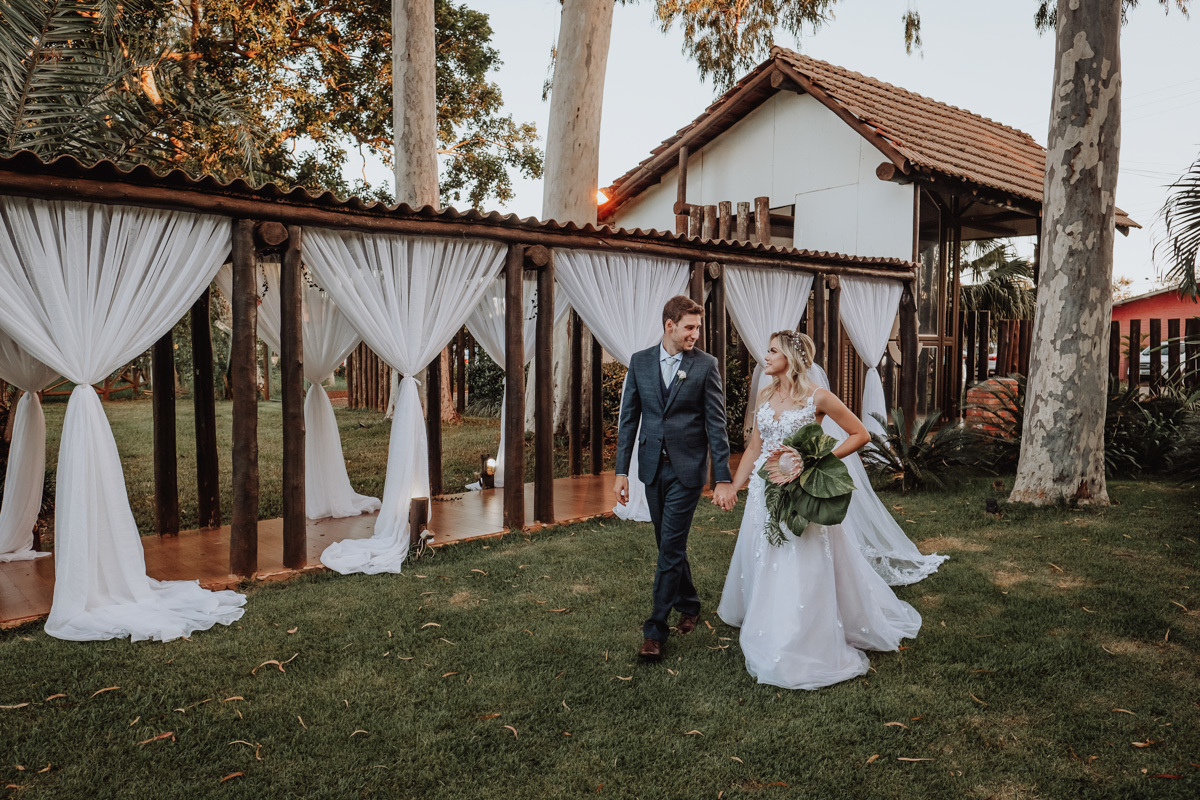 ensaio dos noivos feito apos o casamento 