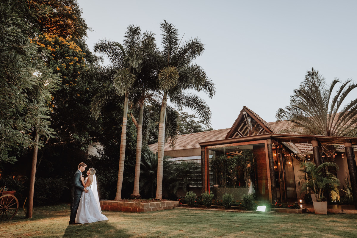 mini ensaio dos noivos feitos durante o casamento externo na chacara Recanto do Criador em Campo Mourão-PR 