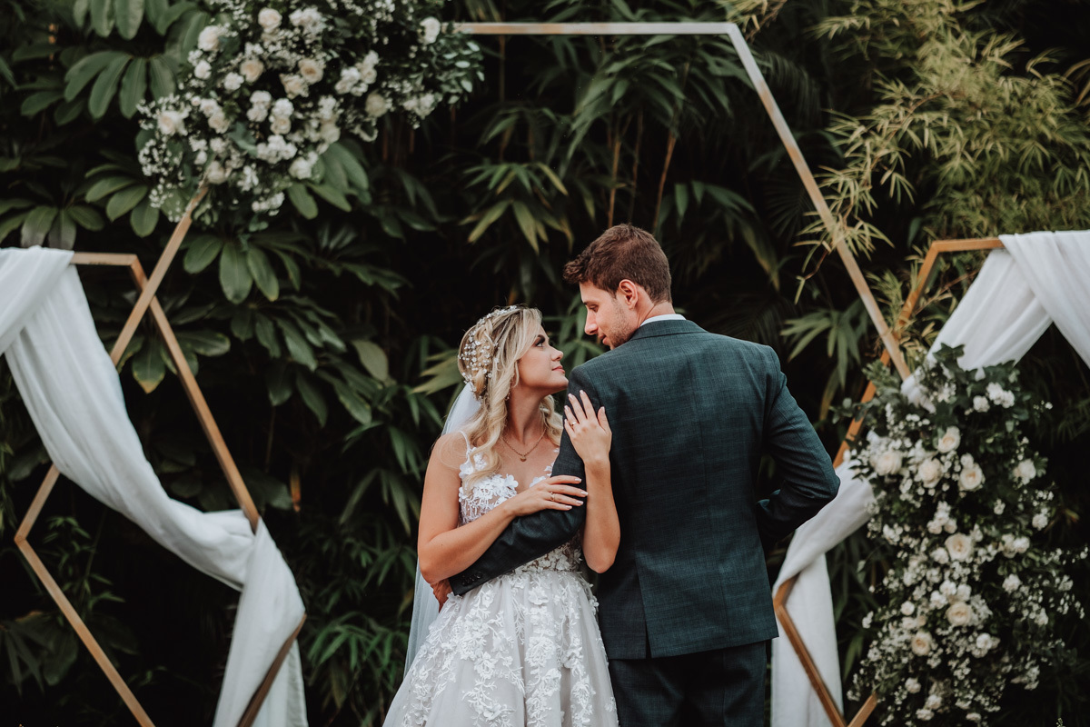 ensaio dos noivos feitos durante o casamento noiva com vestido estilo boho e decoração de casamento boho chic chacara recanto do Criador em Campo Mourão