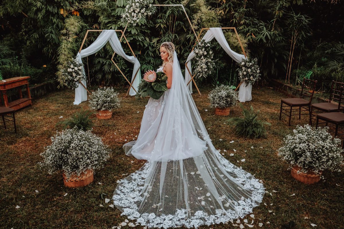 noiva com vestido estilo boho chic com referencia de buque de flores de 2020 referencia do pinterest 