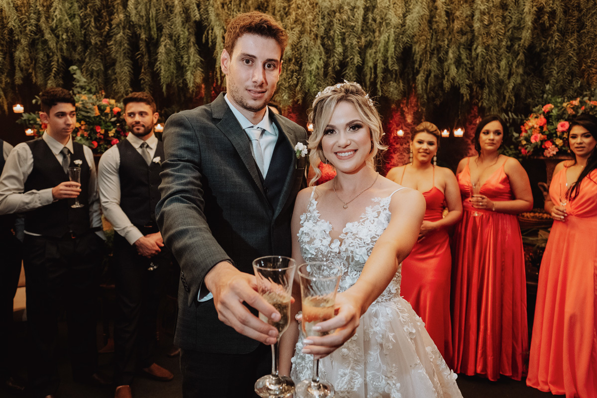 noivos brindando fotos tradicionais de Casamento 