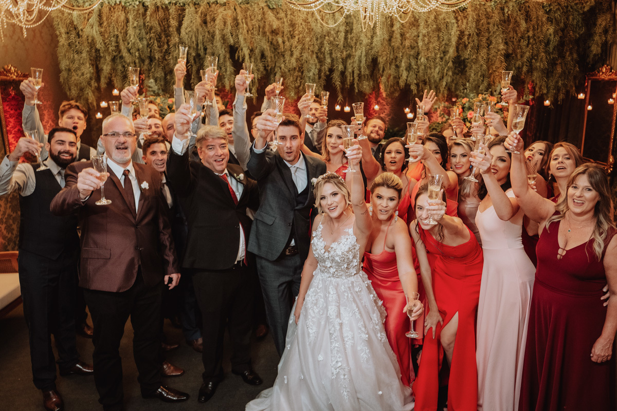 brinde dos noivos junto com todos os padrinhos fotografia de Casamento em Campo Mourão 