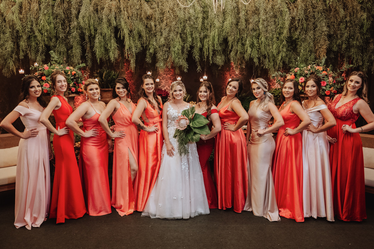 retrato das noivas com as madrinhas de coral e rose 