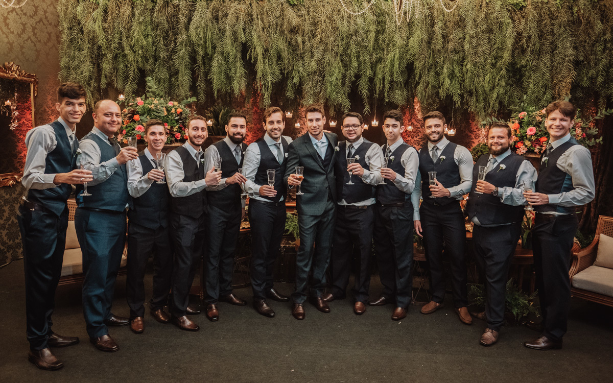 foto no noivo com os padrinhos de casamento de colete azul marinho 