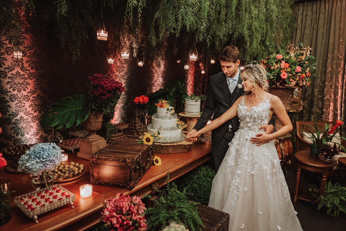 mesa de doces estilo boho chic fotos classicas de cassamento noivo na mesa de doces 