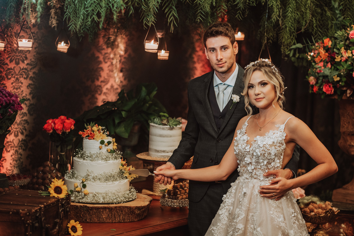 fotos tradicionais e classicas para casamento retrato dos noivos na mesa de doces boho chic 