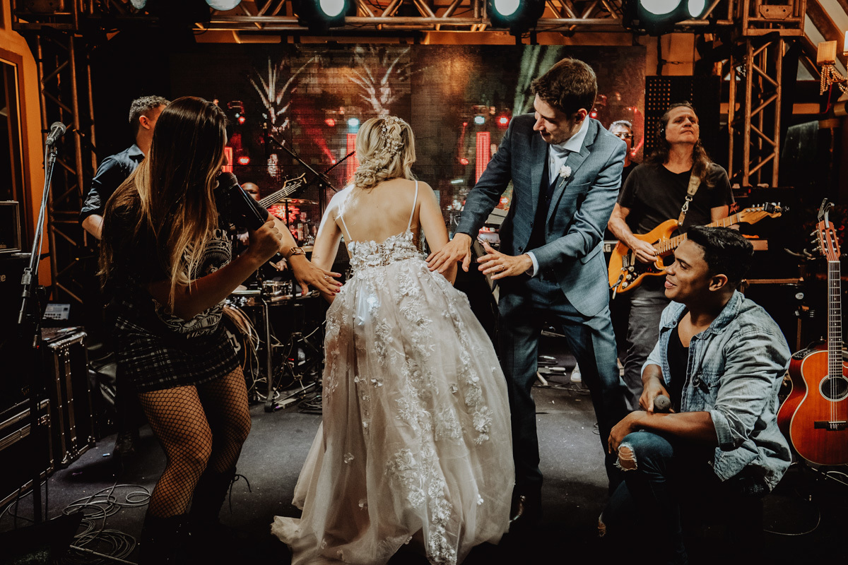 noivos dançando funk no palco da banda syntonia 