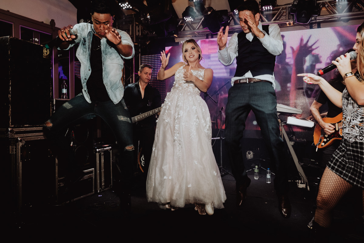 noivos dançando no palco fotos animadas e divertidas de fotojornalismo para fotos de casamento 