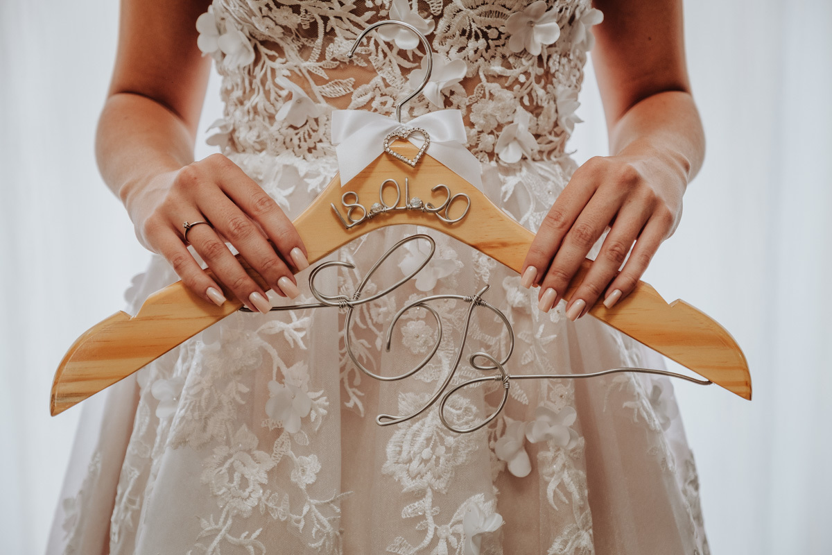 fotos de detalhes do vestido boho  e acessórios da noiva 