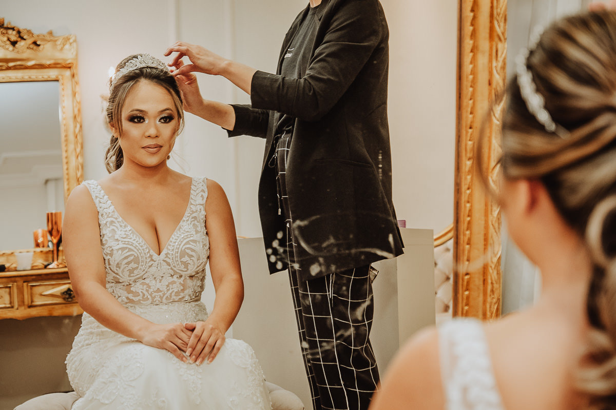 detalhes de penteado de noiva para casamento durante o dia 