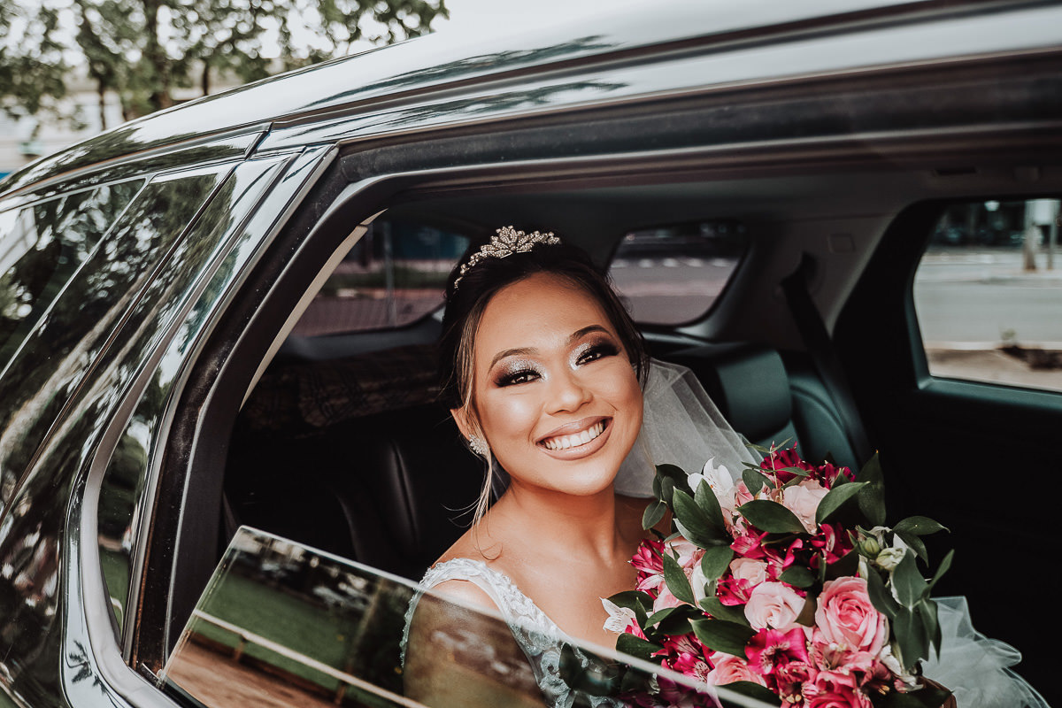 lindo retrato da noiva pronta para o casamento com buque desconstruído tendencia para 2020 em casamentos 