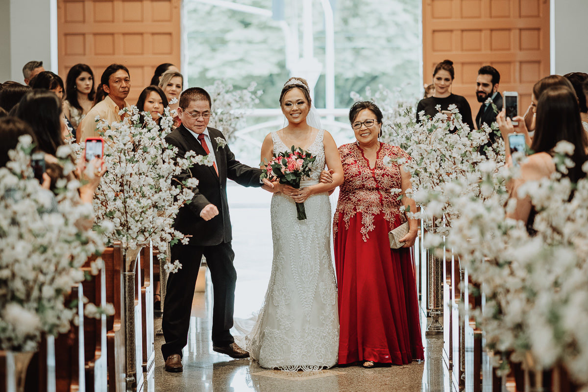 entrada da noiva momento emocionante em casamento na igreja fotografo de casamentos em mandaguari rickardo andrade