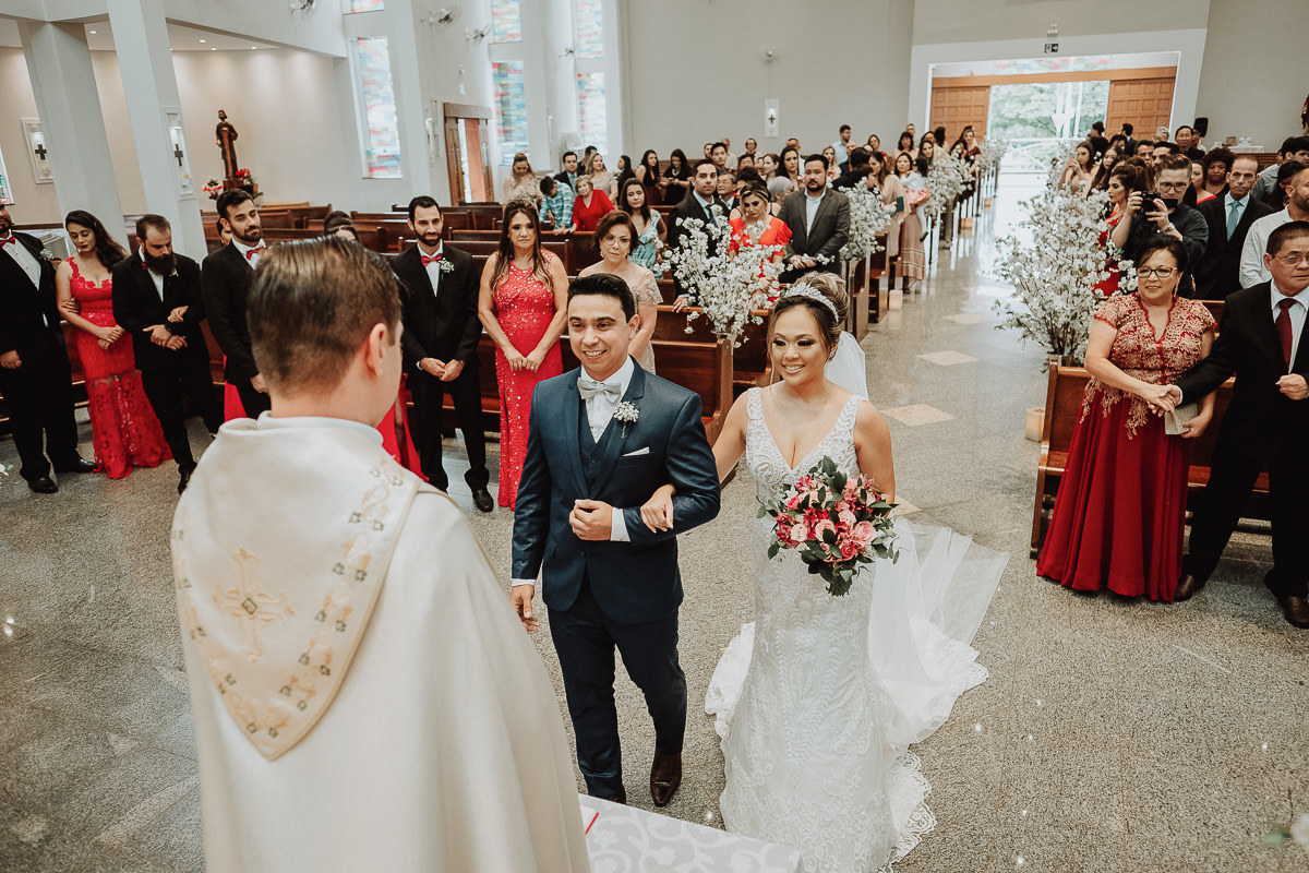 igreja catolica para casamento com bastante convidados em maringa foto de rickardo andrade fotografo de casamentos em maringa 