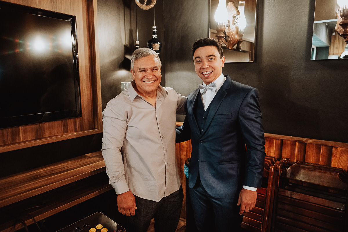 noivo faz seu making of junto com o pai em barbearia de /mainga barberia sr jose 