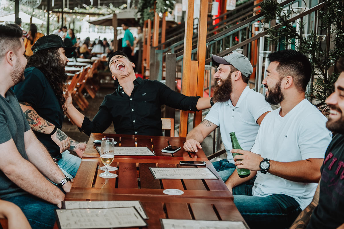 making of do noivo feito em um bar aking of divertido com os padrinhos