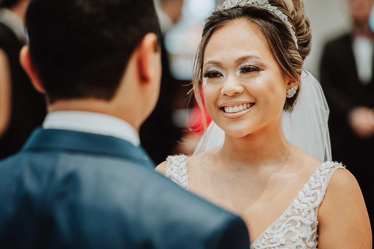 noiva emocionada no altar de casamento fotos emociantes de cerimonia de casamento 