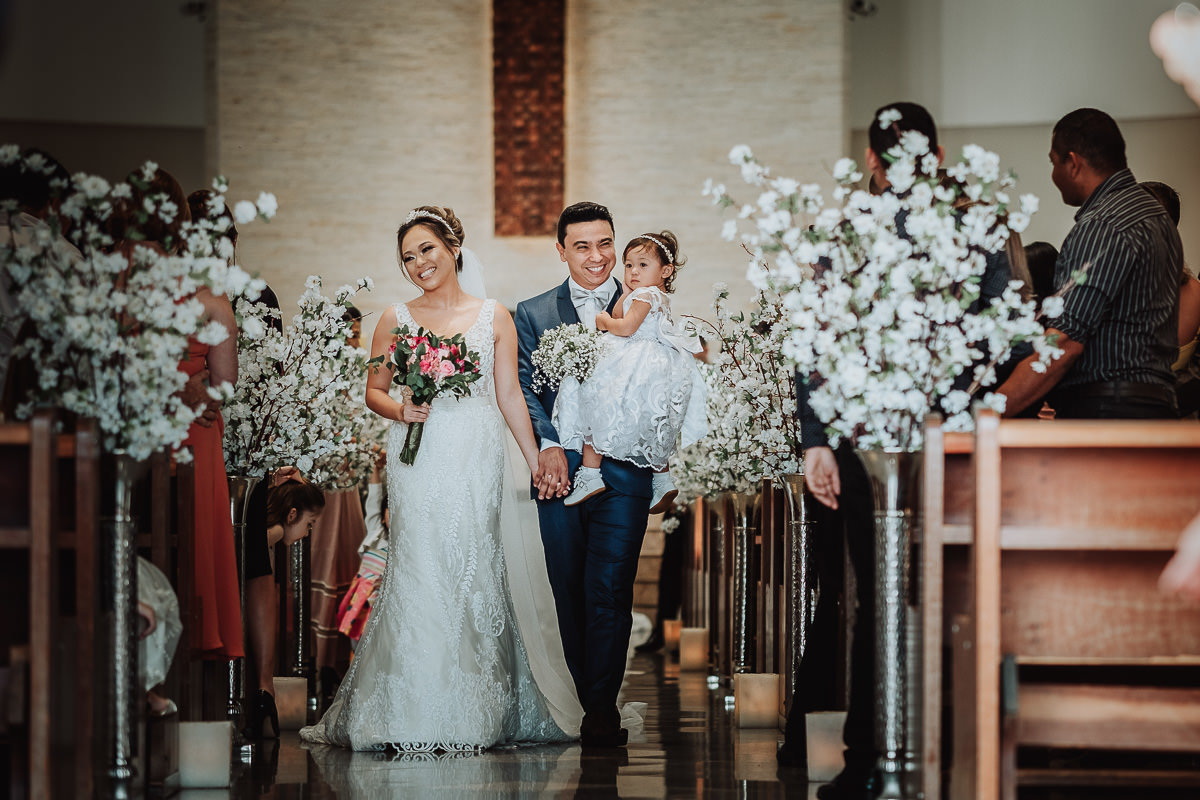 saida dos noivos casamento na paroquia sao jose operario em Maringa 