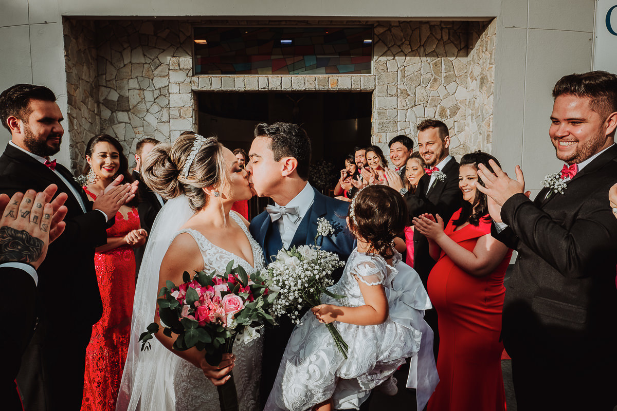 saida dos noivos em casamento religioso em igreja catolica de maringa 