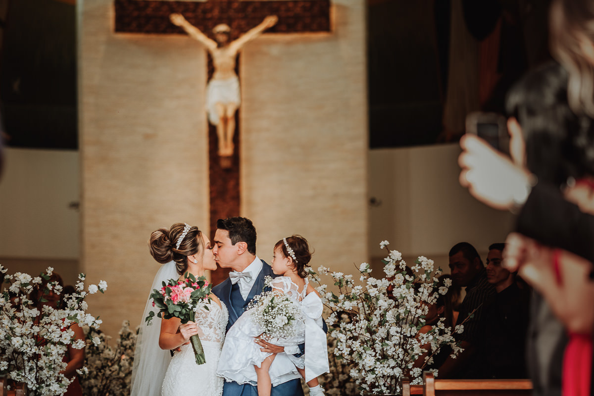 linda foto de noivos que ja se casaram com uma filha pequena em maringa 
