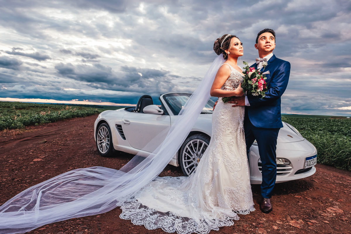 mini ensaio de noivos feitos depois da cerimonia ensaio de noivos com carro de luxo  melhor fotografo de casamentos de maringa rickardo andrade