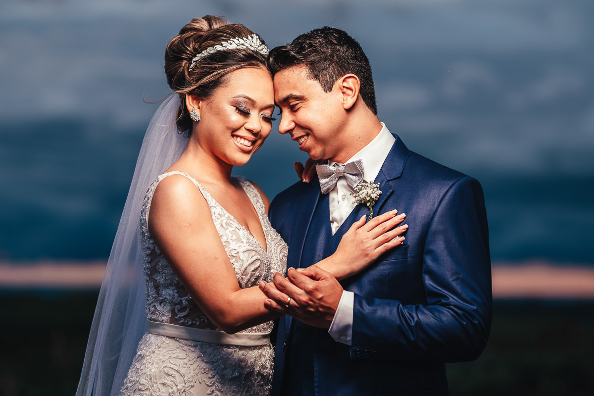 ´lindas fotos de ensaio doso noivos feitos durante o casamento externo em maringa 