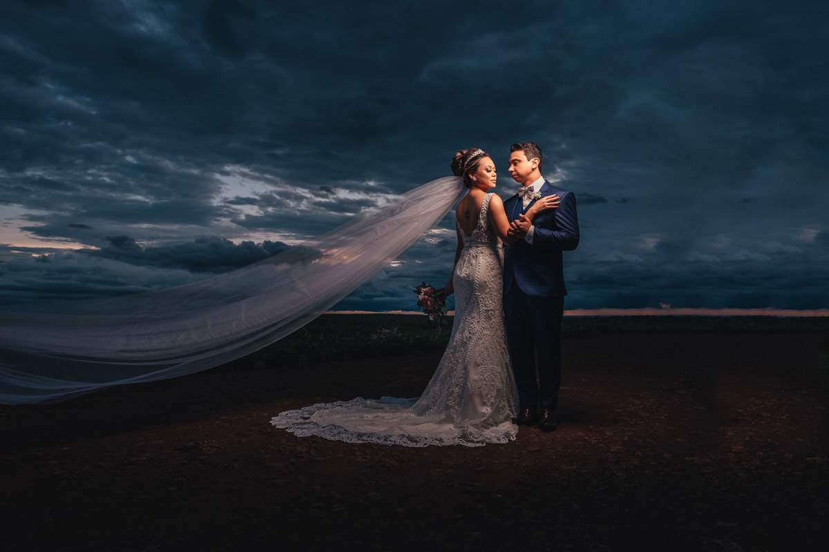 mini ensaio dos  noivos feitos entre a cerimonia e a festa sessão de fotos de noivos no por do sol em /maringa