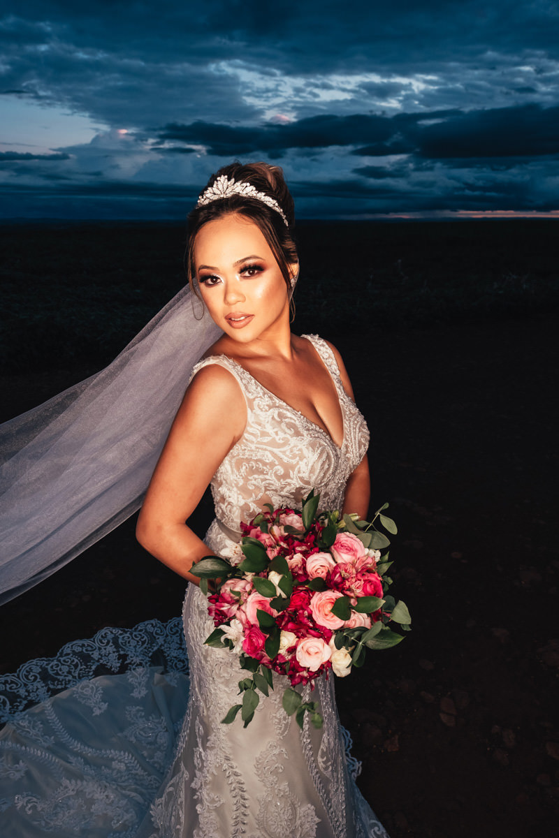 retratos da noiva com vestido rendado estilo boho com buque desconstruido niva tendencia 2020