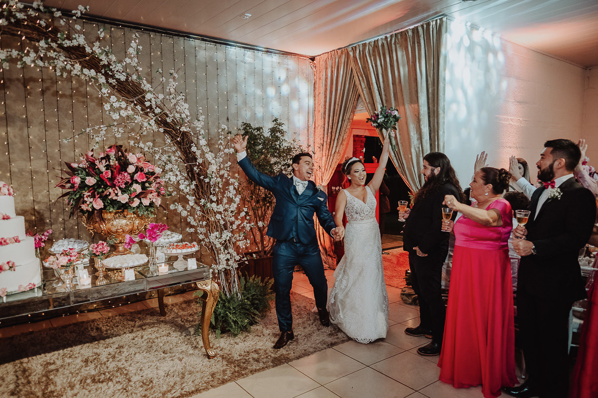 chegada dos noivos no casamento noivos feiteiros e animados 