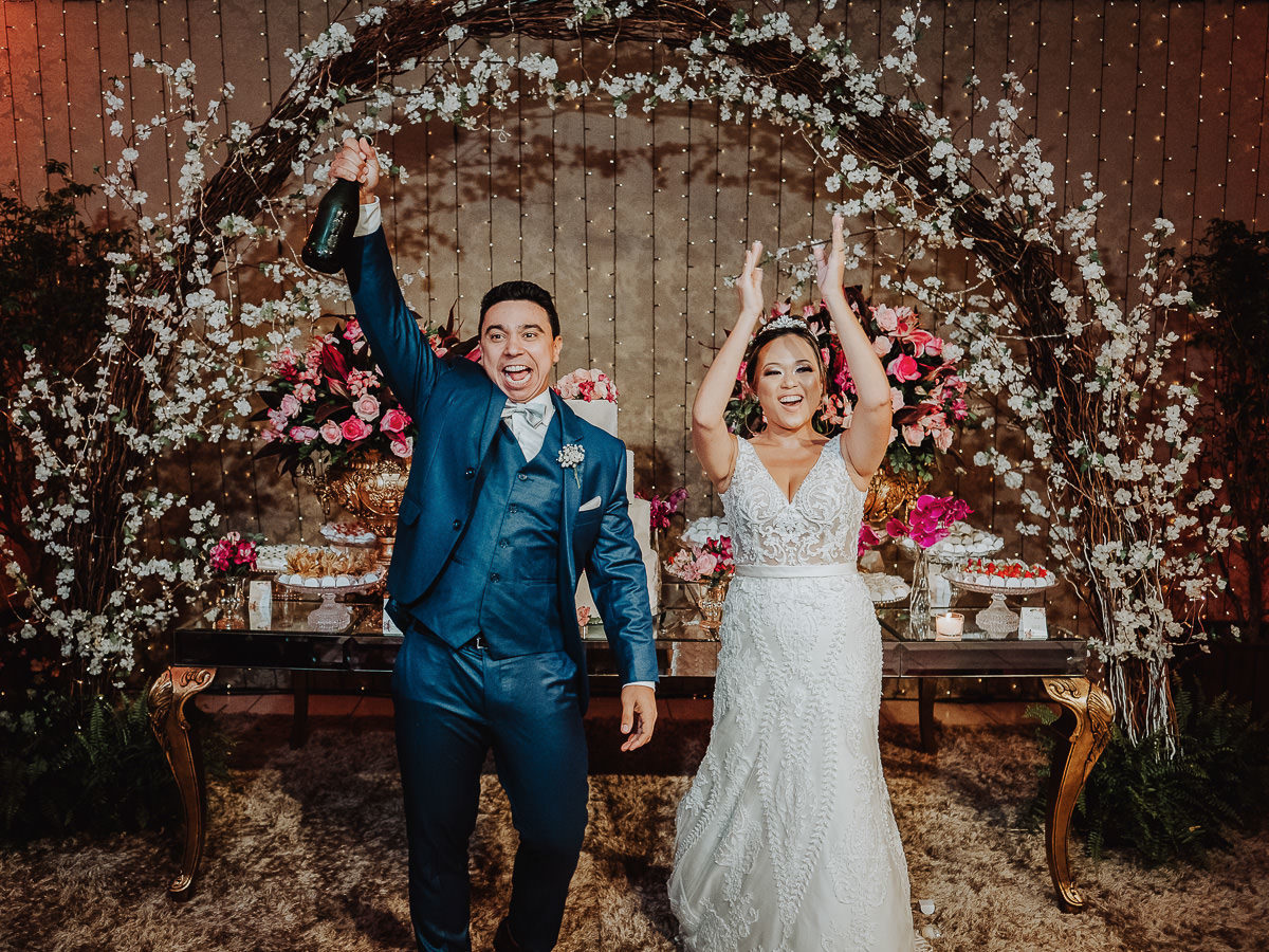 noivo esourando chapanhe em sua festa de casamento super animada em maringa 