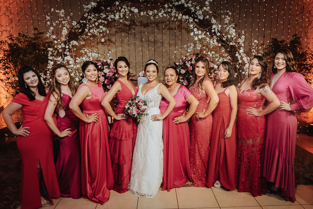 linda foto classica da noiva com as madrinhas de marsala caamento no capim limao em /maringa 