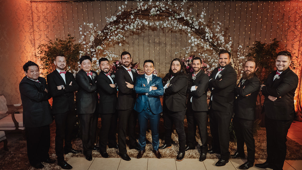 foto classica do noivo com os padrinhos de preto para casamento a noite 