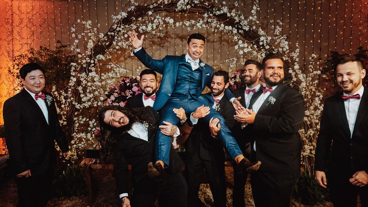 foto diferente dos padrinhos jogando noivo para cima durante festa de casamento animada capim limao em Maringa 