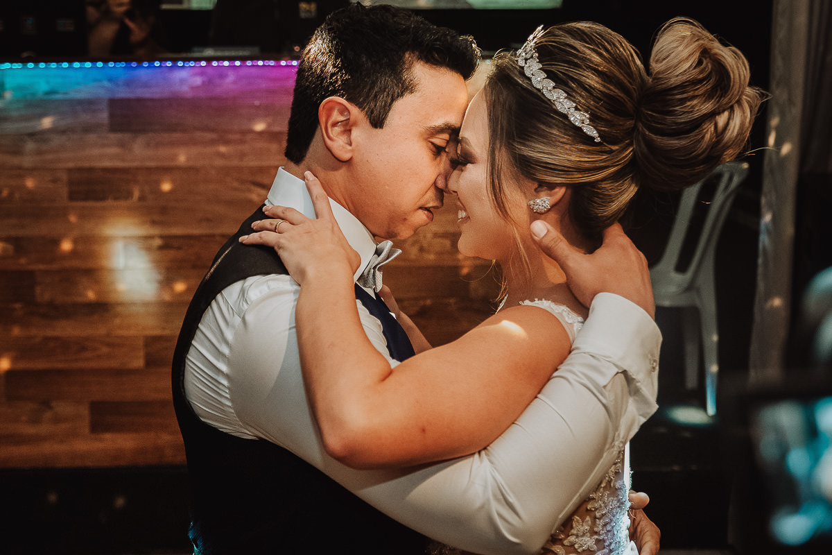 lindas fotos de noivos dançando na balada de casamento 