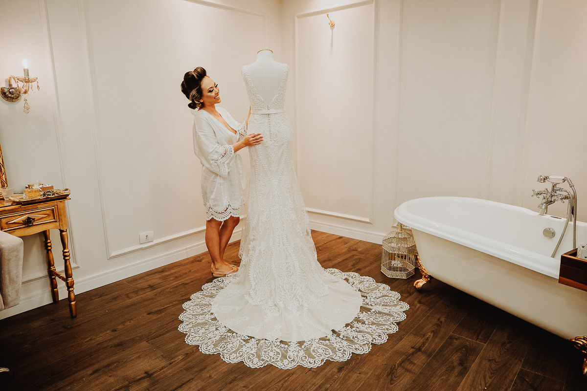 fotos do vestido rendado de noiva para casamento ao ar livre noiva tendencia para 2020