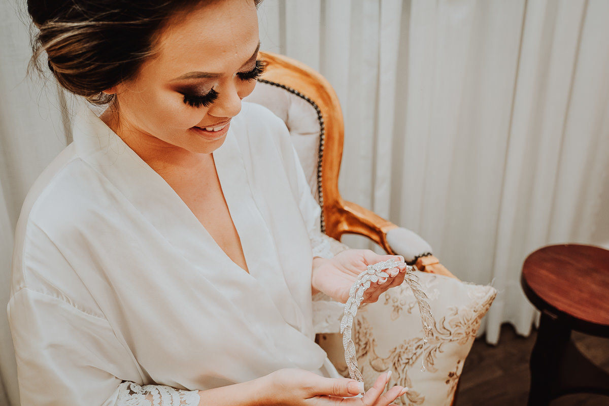 detalhes das joias da noiva para casamento ao ar livre 