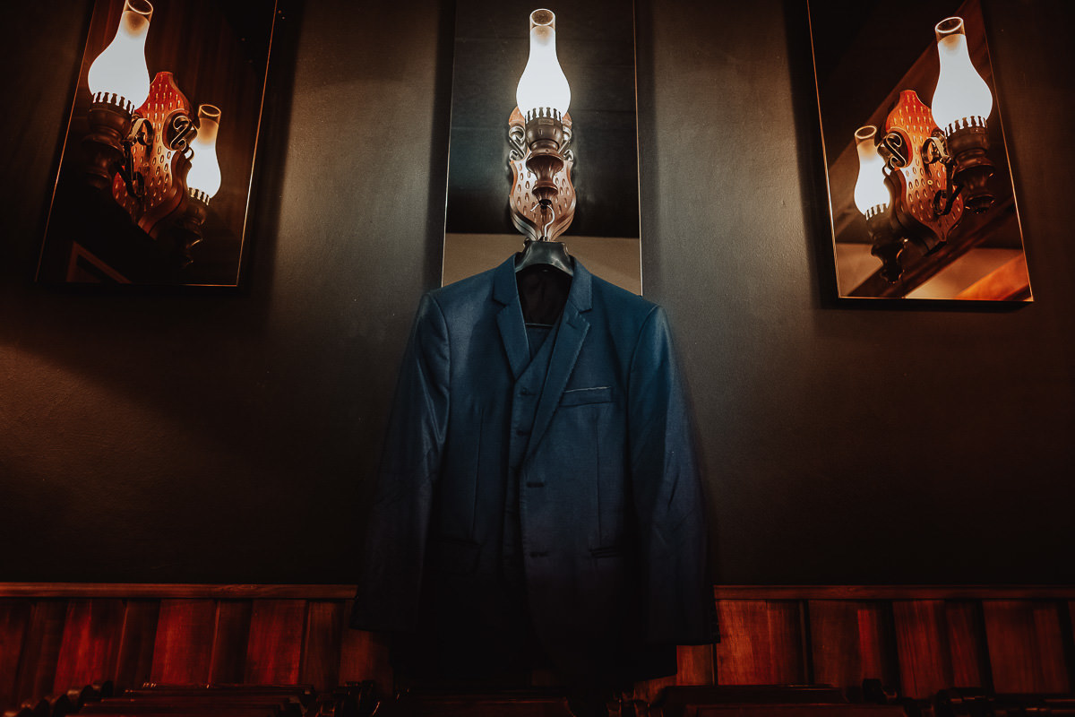 detalhes de terno azul para casamento durante o dia 