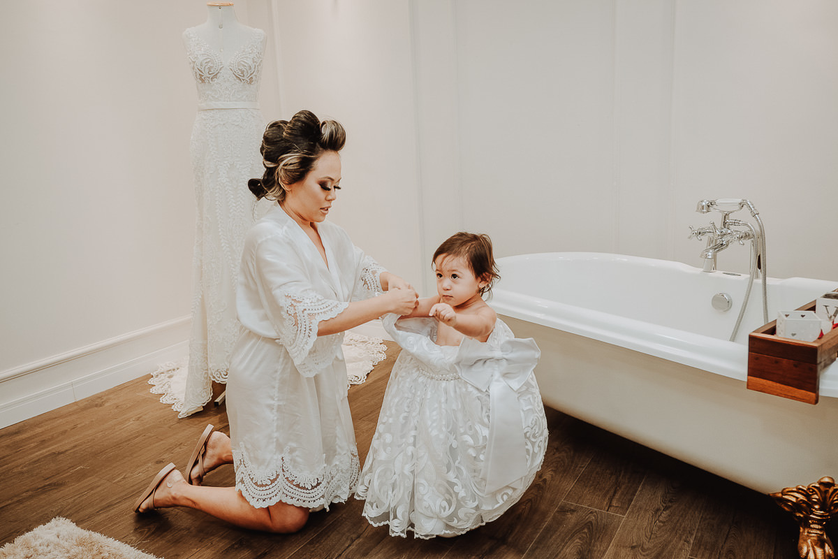 noiva arrumando daminha de casamento classico em maringa 