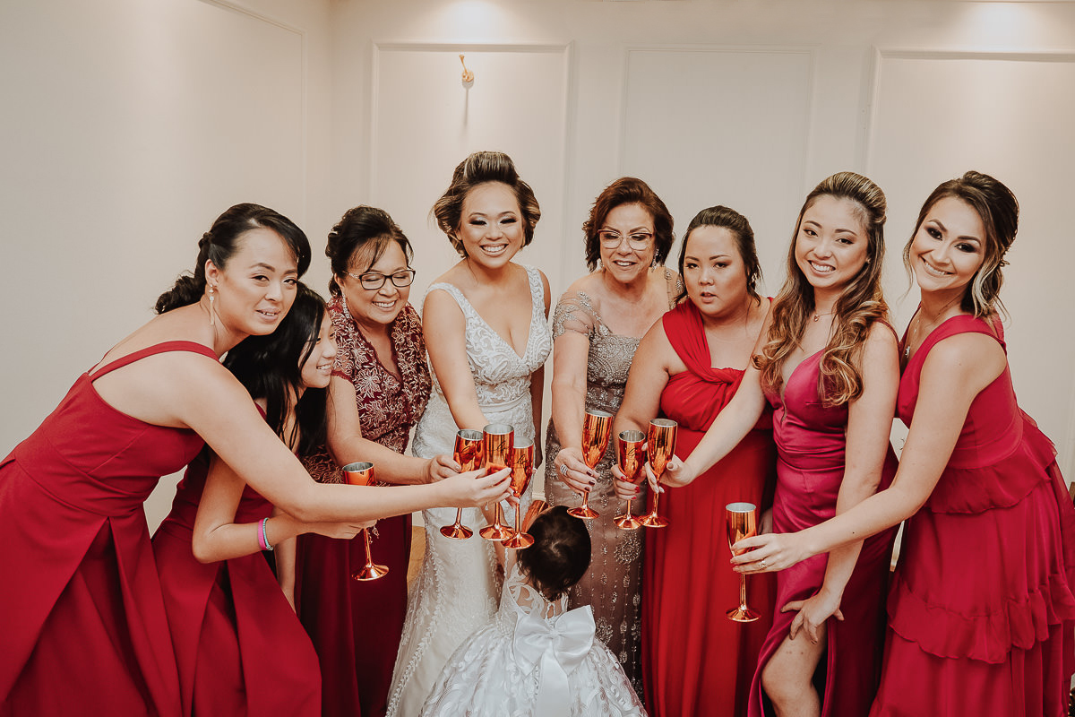 noiva faz brinde divertido e animado com madrinhas de casamento