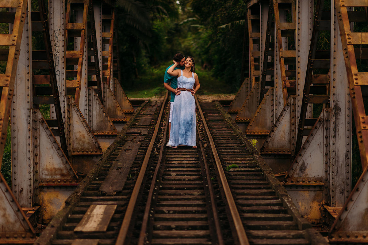 casal namorando na linha do trem em Morretes