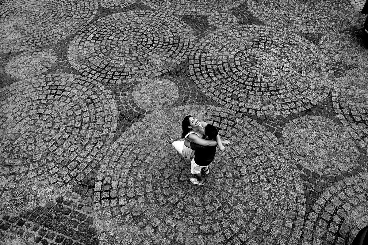 linhas e texturas faz parte das fotos de pre weeding desse casal na cidade de morretes