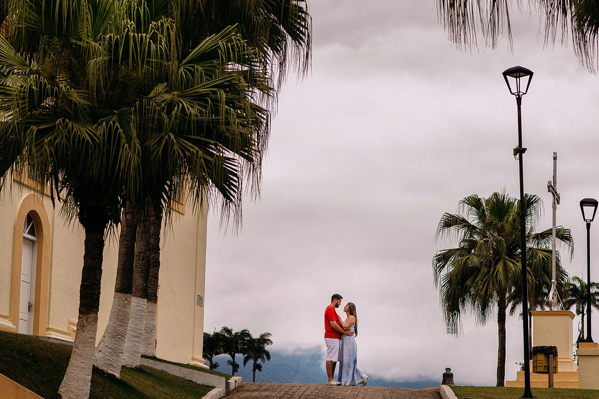 noivos namorando na praça da igreja em Antonina-pr