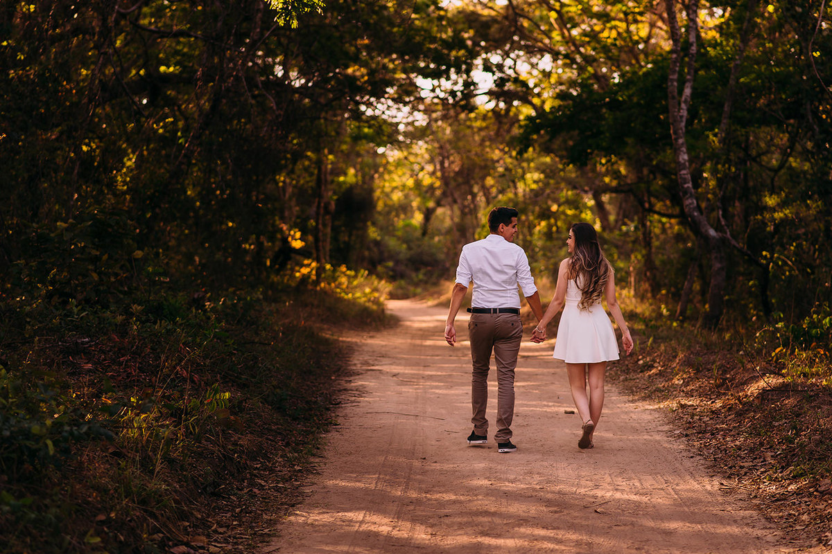 casal caminhando na estrada da serra do cipo em belo horizonte