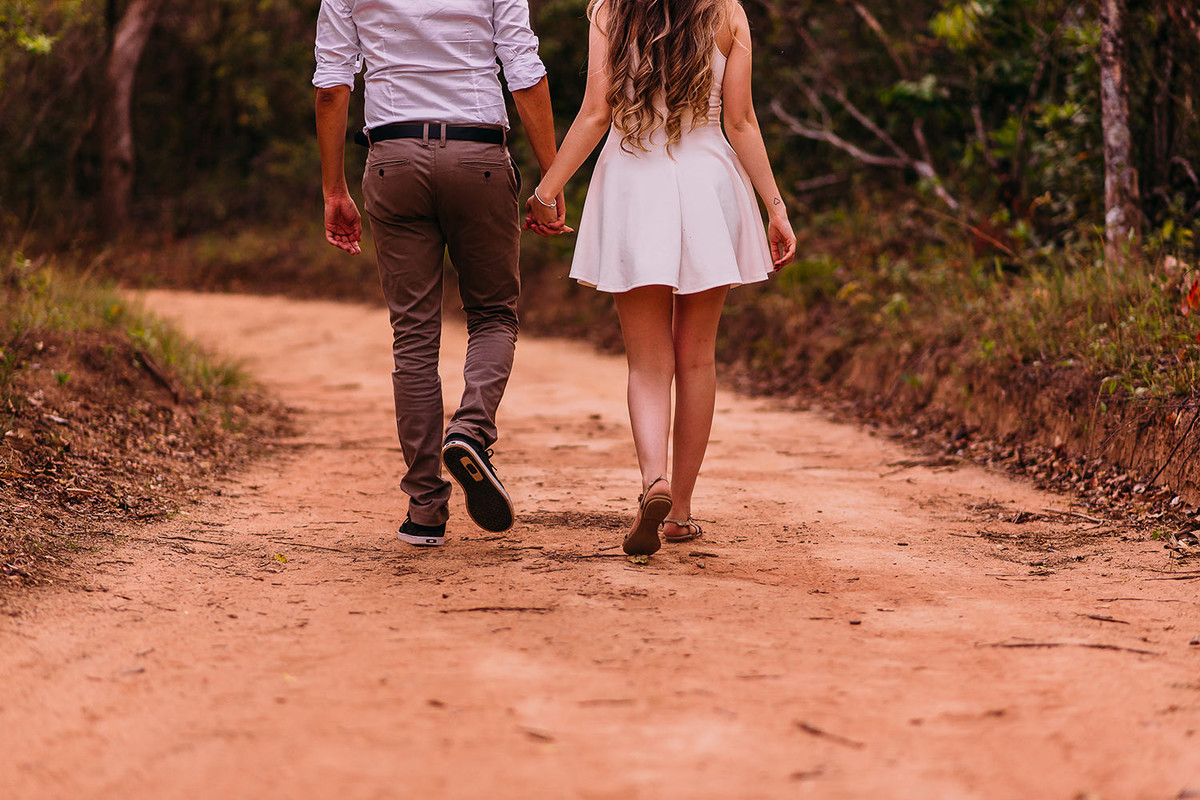 casal caminhando em bh durante o pre wedding