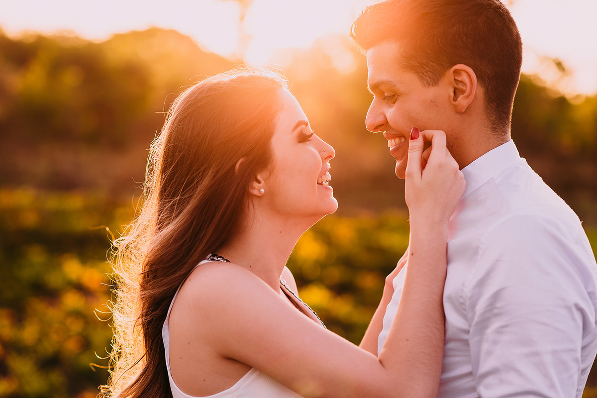 isa e ricardo na cerra do cipo em minas gerais durante o ensaio de casal pre wedding