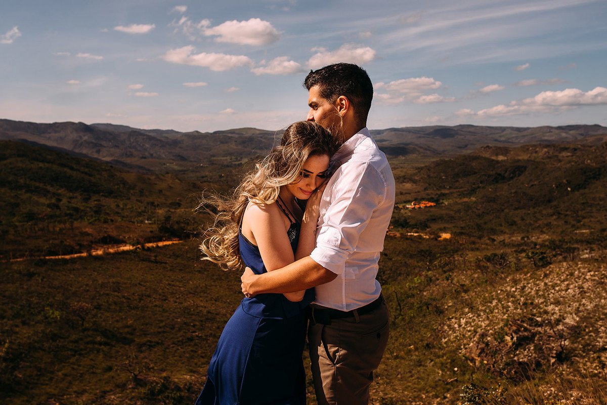 casal apaixonado se abracando durante as fotos de casamento