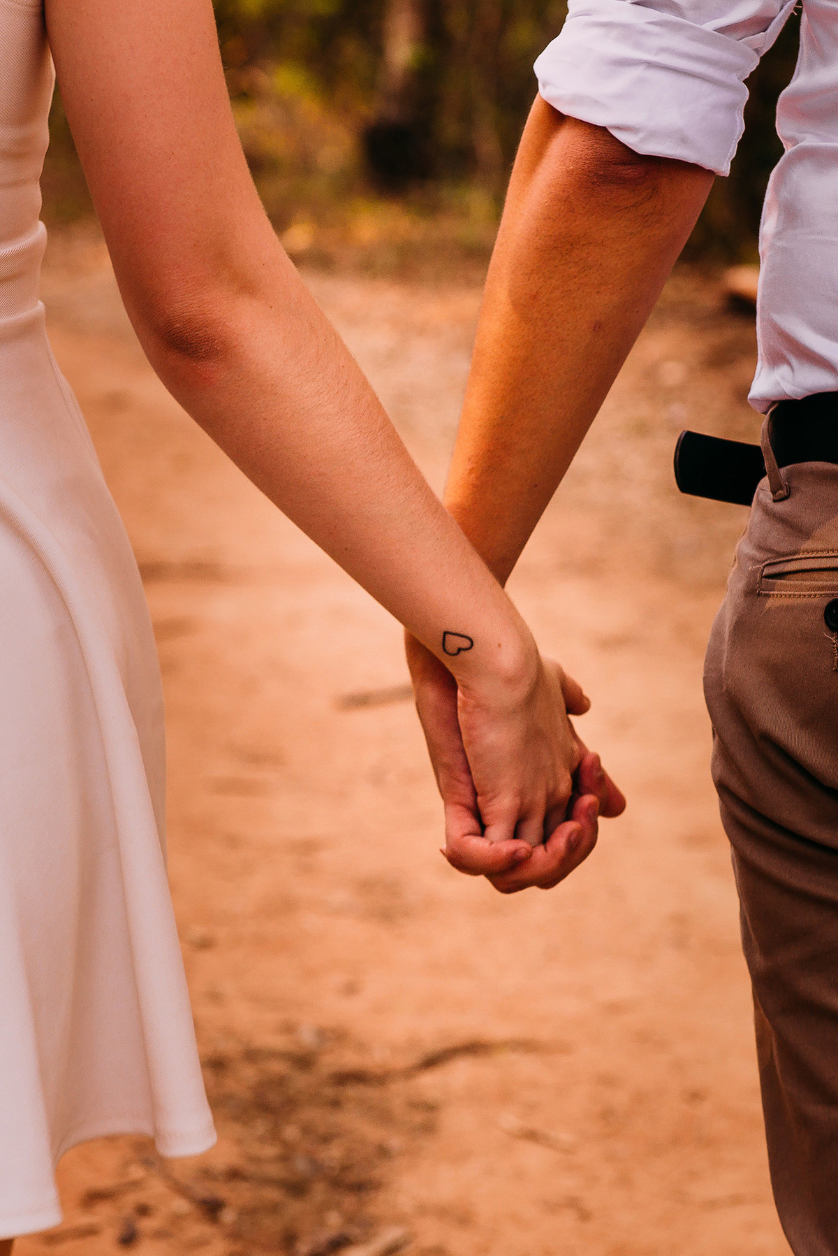 detalhes de tatuagens durante o pre wedding da isadora e do ricardo