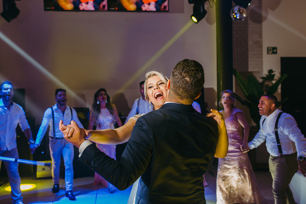 foto da dança dos noivos durante casamento